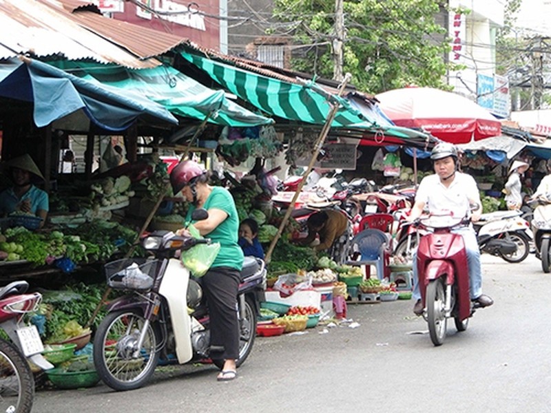 Operation of Ho Chi Minh City’s temporary street markets, illegal selling sites tightened